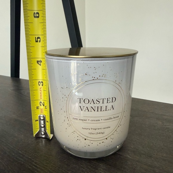 Bellevue Toasted Vanilla Luxury Candle 12 oz. NWOT - Picture 6 of 8